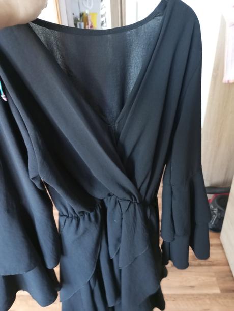 Čierne volanikove saty, m