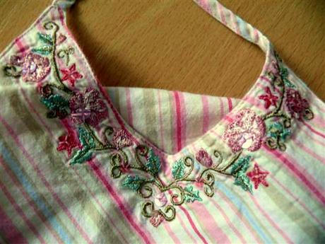 Šatôčky v super stave s kvetinkovými výšivkami, george,122