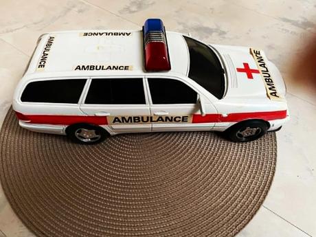 Staré velké auto ambulancia,