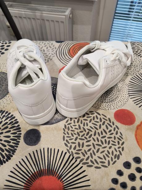 Nové biele tenisky, 37