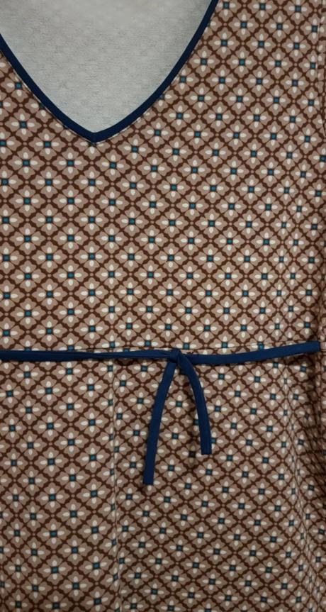 Krásne šaty m/l, módny salón, m