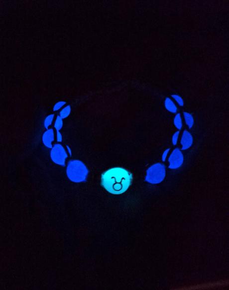 Náramky s fluorescentné-so znamením a iné,