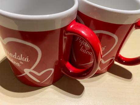 1 červený hrnček, pohár, šálka popradská káva, 