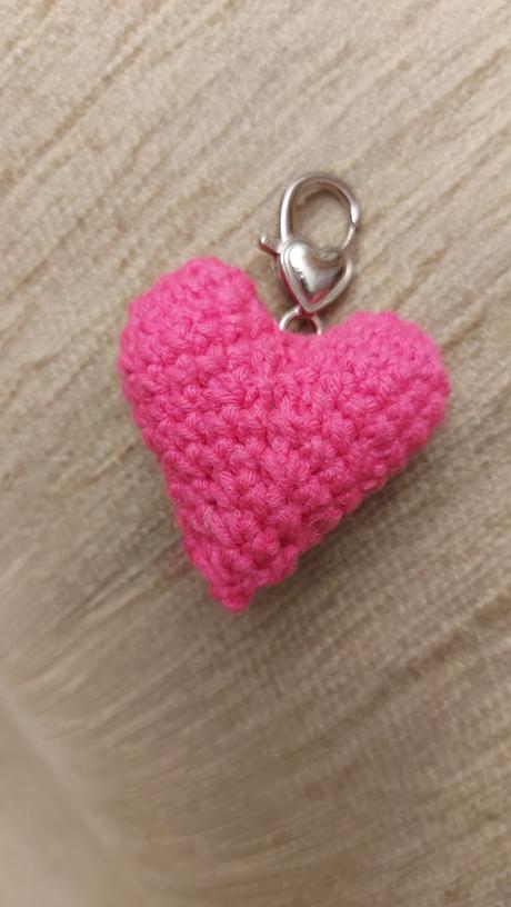Háčkovaný prívesok srdiečko, 
