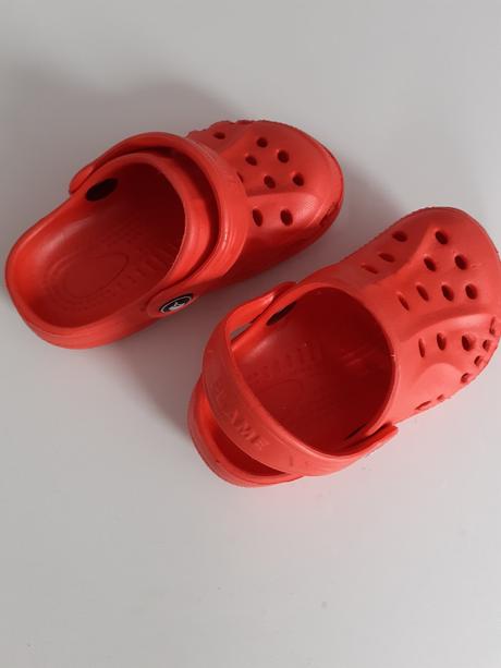 Crocs, 21