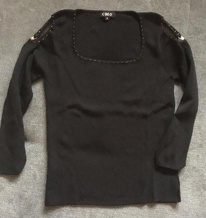 Elegantny top s odhalenymi ramenami, s