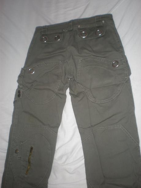 Khaki nohavice, 28