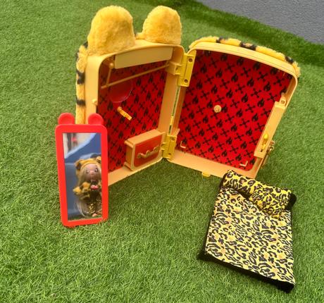 Na na na jennel jaguar s ruksakom a príslušenstvom,