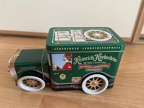 Hracie skrinky autíčko na sladkosti,