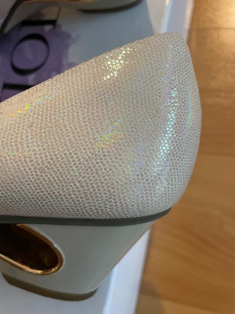 Extravagantné topánky, 37