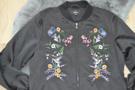 Dámska čierna bomber bunda only s kvetinovou výšiv, only,s