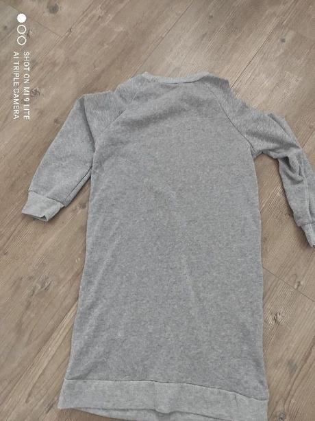 Mikinove saty s odhalenymi ramenami, s