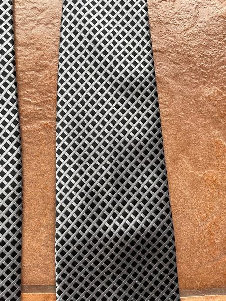 Strieborno cerna kockovana krabata,