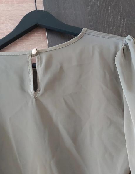 Elegantná khaki blúzka s ozdobnými gombíkmi,