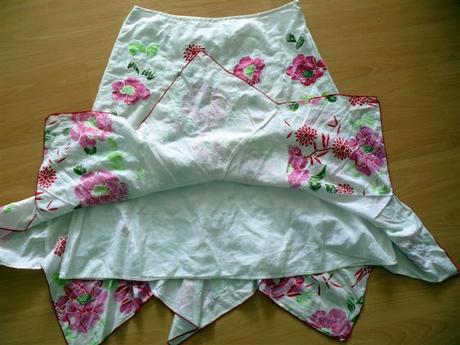 Biela sukňa so spodničkou,kvetinovými aplikáciami, 38