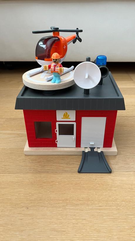 Drevená dráha s požiarnou a policajnou stanicou, 