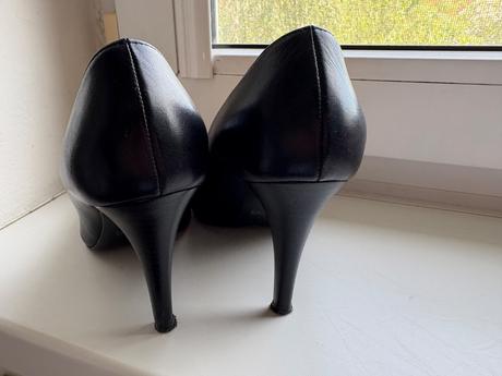 Čierne lodičky, 37