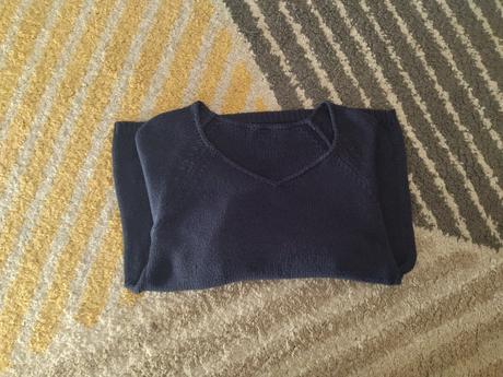 Tmavomodrý svetrik, s