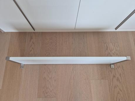 Ikea polica biela so zapustenými konzolami, 