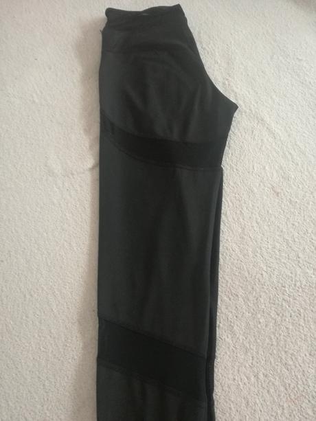 Legíny so sieťovanými výrezmi, s