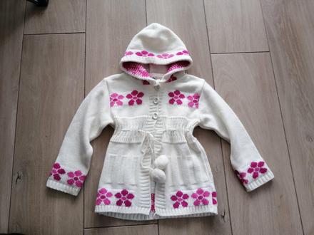 Svetrík s brmbolcami, 98