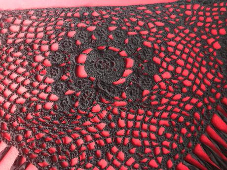 Prehoz hackovany,foteny na cervenom podklade, 