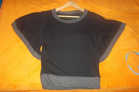 Svetrík s netopierími  rukávmi, s