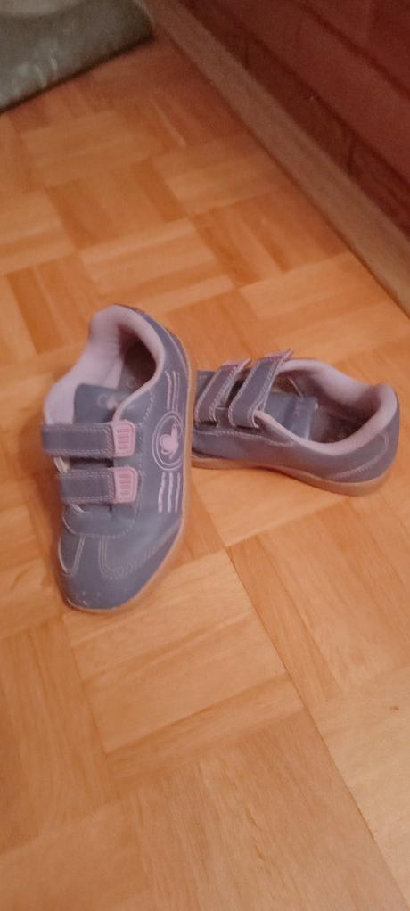 Fialové tenisky, 30