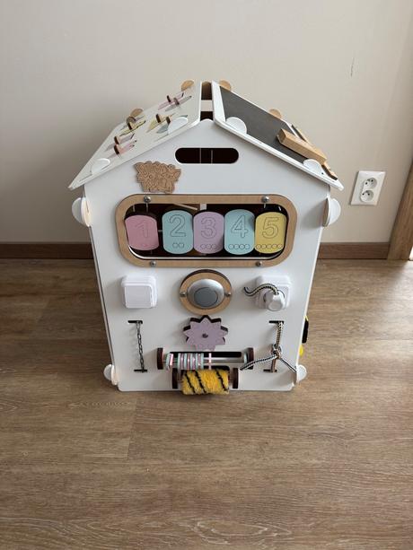 Montessori domček activity board,