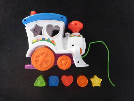 Hudobný vláčik na ťahanie a vkladanie tvarov, 