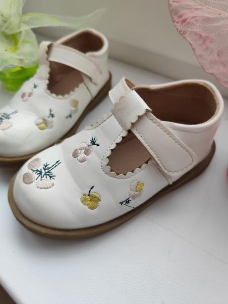 Kvetinové topánky, 23