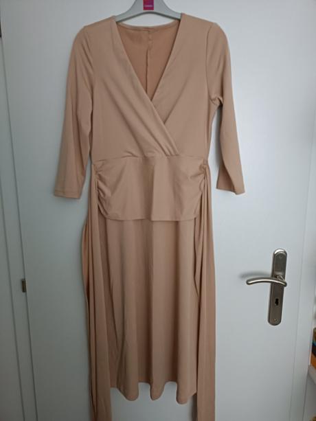 Bèžovè midišaty, 36