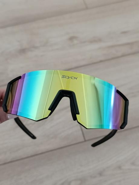 Slnečné cyklistické či športové okuliare,