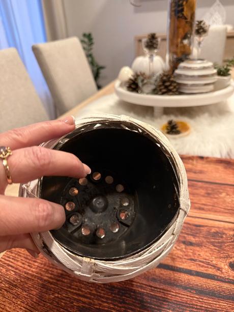 Biely kvetináč ratanového vzhľadu,