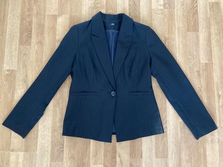 Elegantný tmavomodrý pasikovany kostým v.m, f&f,38