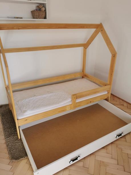 Domčekova drevena postel + rošt + matrac+ chranic, šírka (cm): 90,dĺžka (cm): 170