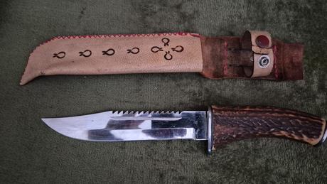 Ručne vyrobeny nozik v kozenom puzdre,