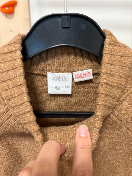 Svetrove saty, zara,104
