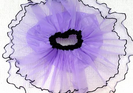 Fialová sukienka s volánom tutu,