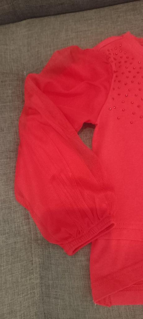 Červené tričko s trblietkami, 104