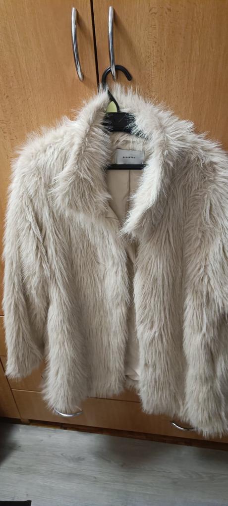 Biely kožuch, reserved,s