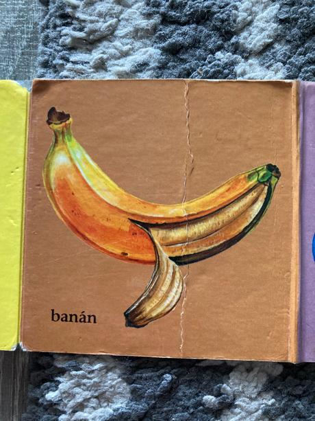 Leporelá pri stole a o psíkovi zo záhradky, 