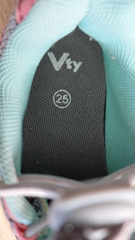 Trekingové tenisky, 25