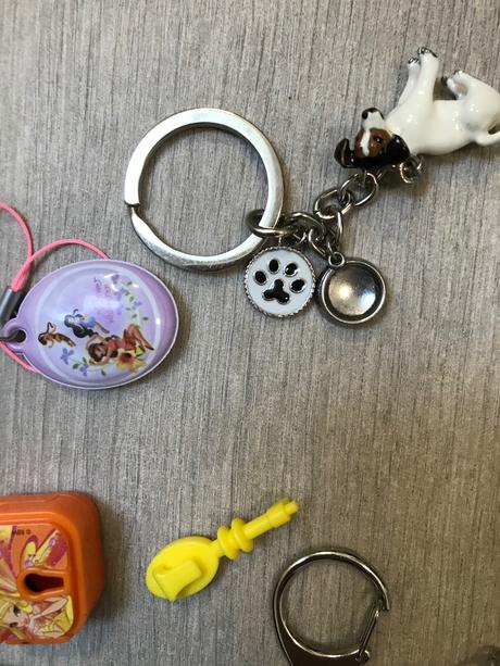 Mix príveskov a zámoček s kľúčom,
