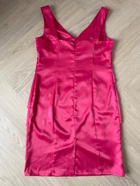 Velmi pekne, elegantne spolocenske saty, 42