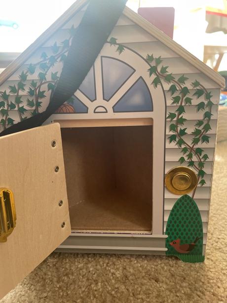 Drevený domček s kľúčmi mellisa&doug, 