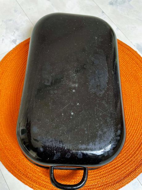 Starý smaltovaný pekáč, 