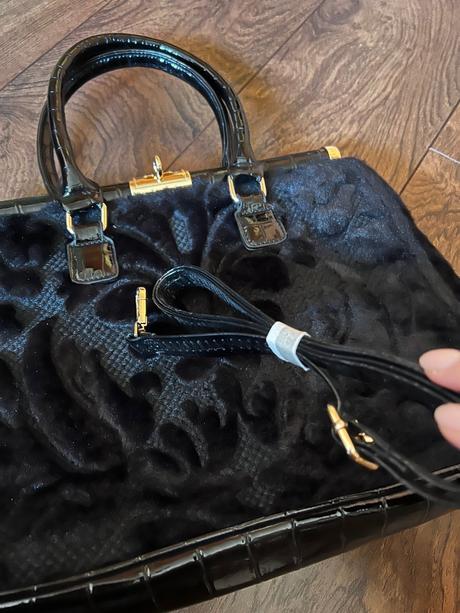 Krásna čierna kabelka, 