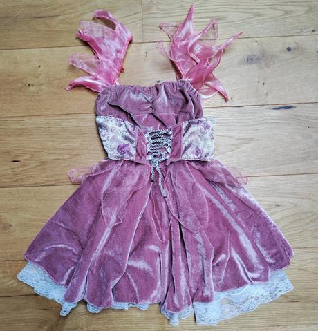 Zamatové ružové šaty a,