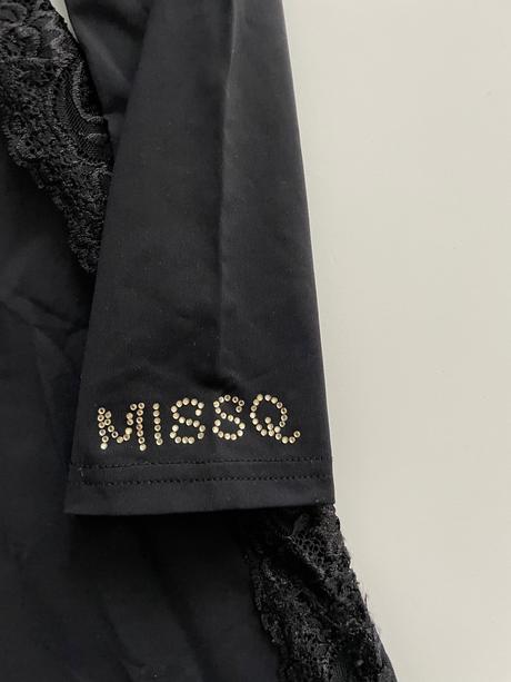 Čierne priliehavé saty so sexy cipkou na boku xs/s, xs